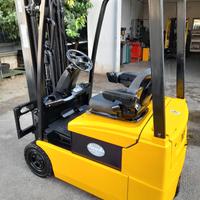 Carrello elevatore  elettrico marca yale 1600kg