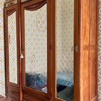 Armadio d’epoca in legno massello