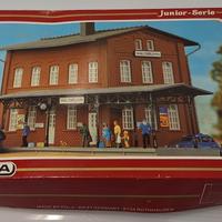 Modellino stazione con personaggi anni 70/80