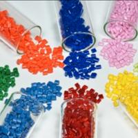 Operatore stampaggio plastica iniezione