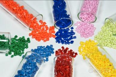 Operatore stampaggio plastica iniezione