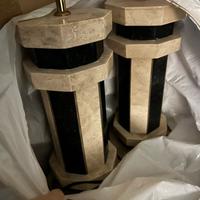 Due lampade rivestite di marmo bianco e nero