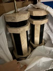 Due lampade rivestite di marmo bianco e nero