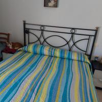 letto in ferro battuto con pomelli in ottone 