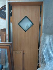 Porta in legno a battente o a ventola