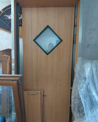 Porta in legno a battente o a ventola