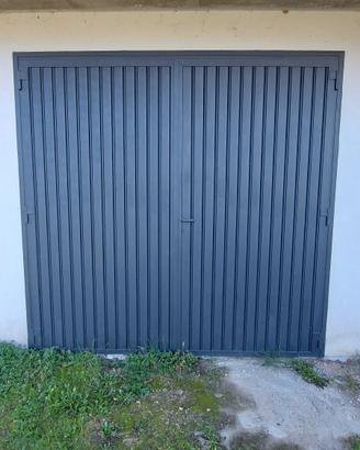 Porta garage in ferro di colore nero