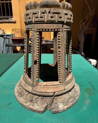 Reliquiario del 1.700 in legno dorato con apertura