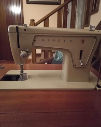 Mobile antico con Macchina da cucire Singer 