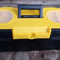 cassetta attrezzi con contenuto 