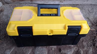 cassetta attrezzi con contenuto 