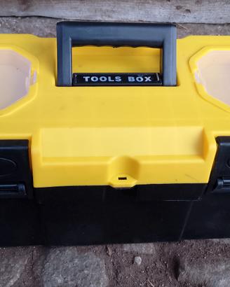 cassetta attrezzi con contenuto 