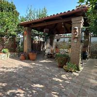 VILLA A SCHIERA D'ANGOLO A GIUGLIANO IN CAMPANIA