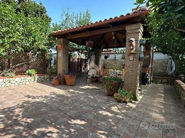 VILLA A SCHIERA D'ANGOLO A GIUGLIANO IN CAMPANIA