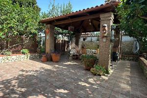 VILLA A SCHIERA D'ANGOLO A GIUGLIANO IN CAMPANIA