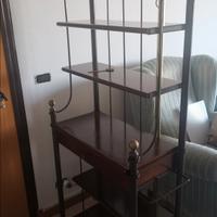 libreria in legno e ferro battuto 