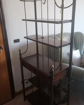 libreria in legno e ferro battuto 