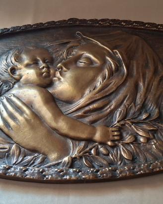 Antico Bassorilievo Ovale in bronzo Madonna con Ba