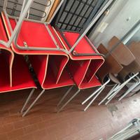 sedie in legno e gambe in acciaio