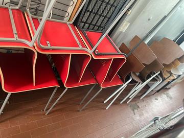 sedie in legno e gambe in acciaio