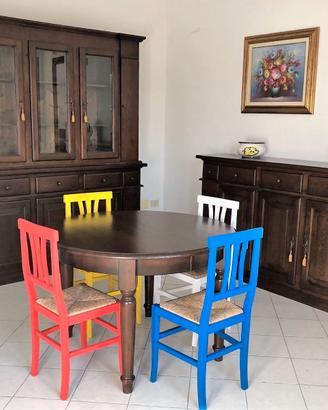 Sala da pranzo arredata in stile classico