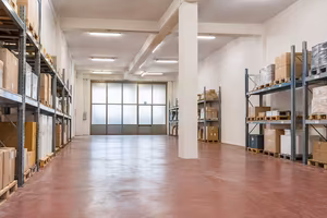 Magazzino 700 mq con uffici accesso camionabile