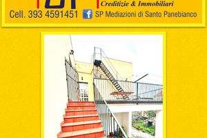 Palazzo singolo ampio spazio esterno grande garage