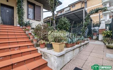 ELEGANTE PORZIONE DI VILLA BIFAMILIARE