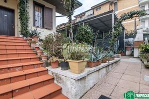 ELEGANTE PORZIONE DI VILLA BIFAMILIARE