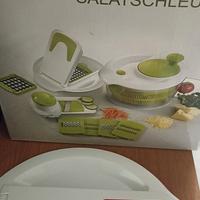 Enrico centrifuga insalata e affetta verdure 