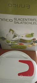 Enrico centrifuga insalata e affetta verdure 