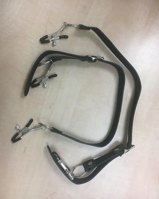doppia coppia pinzette a molla con cinghia BDSM