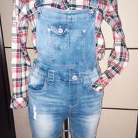 salopette di jeans più camicia a quadri 