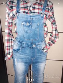 salopette di jeans più camicia a quadri 