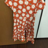 vestito con fiori e api