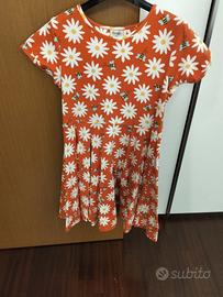 vestito con fiori e api