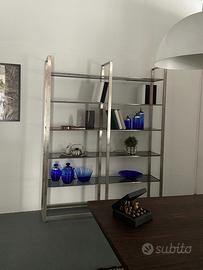 Libreria di modernariato.