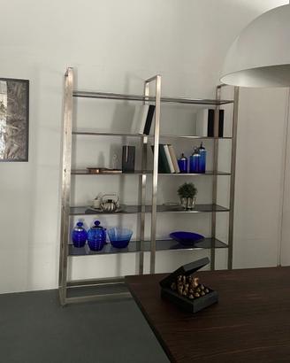 Libreria di modernariato.