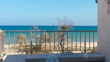 Attico con terrazzo sulla spiaggia fronte mare