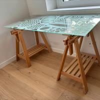 Scrivania Ikea piano vetro su cavalletti in legno