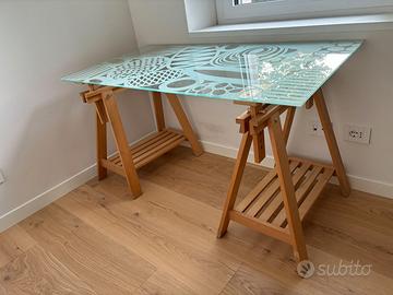 Scrivania Ikea piano vetro su cavalletti in legno