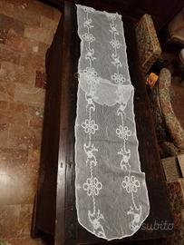 2tende bianche in tulle con punto rinascimen