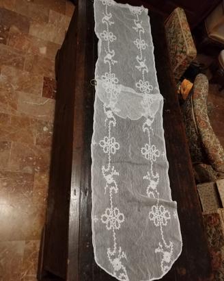 2tende bianche in tulle con punto rinascimen