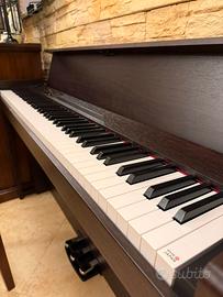 Pianoforte KORG  Misure : Larghezza 1,35 x 25x h77