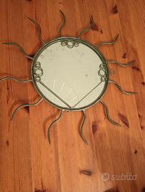 Specchio vintage con cornice a raggiera.
