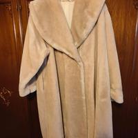 Cappotto con pelliccia sintetica