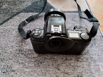fotocamera reflex analogica Nikon F-601 da 35 mm.
