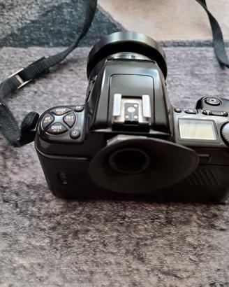 fotocamera reflex analogica Nikon F-601 da 35 mm.