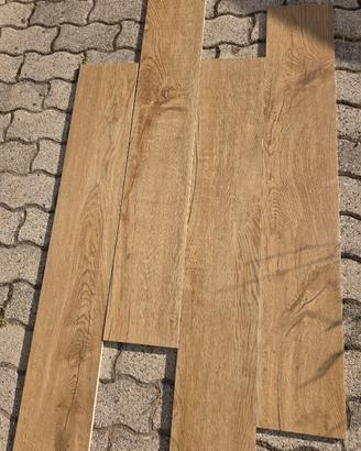 Piastrella in gres 20 x 120 effetto legno marrone