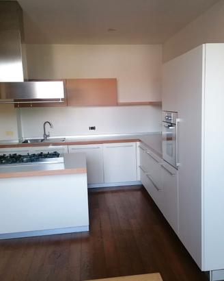 Cucina angolare bianca Varenna con penisola